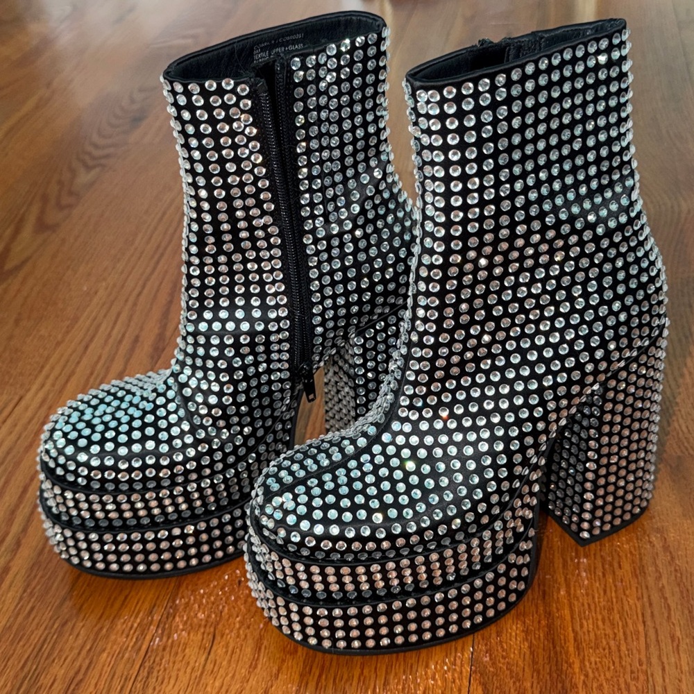 BRAND NEW NWT Steve Madden Cobra Black Rhinestone Platform Ankle Booties Size 6